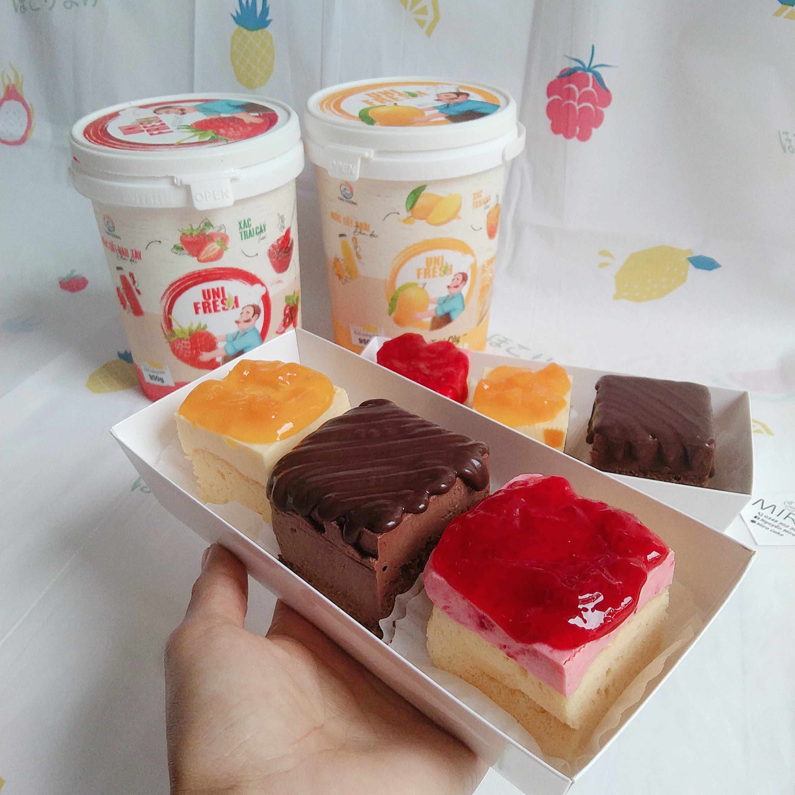 Mứt trái cây có xác trên mặt bánh.