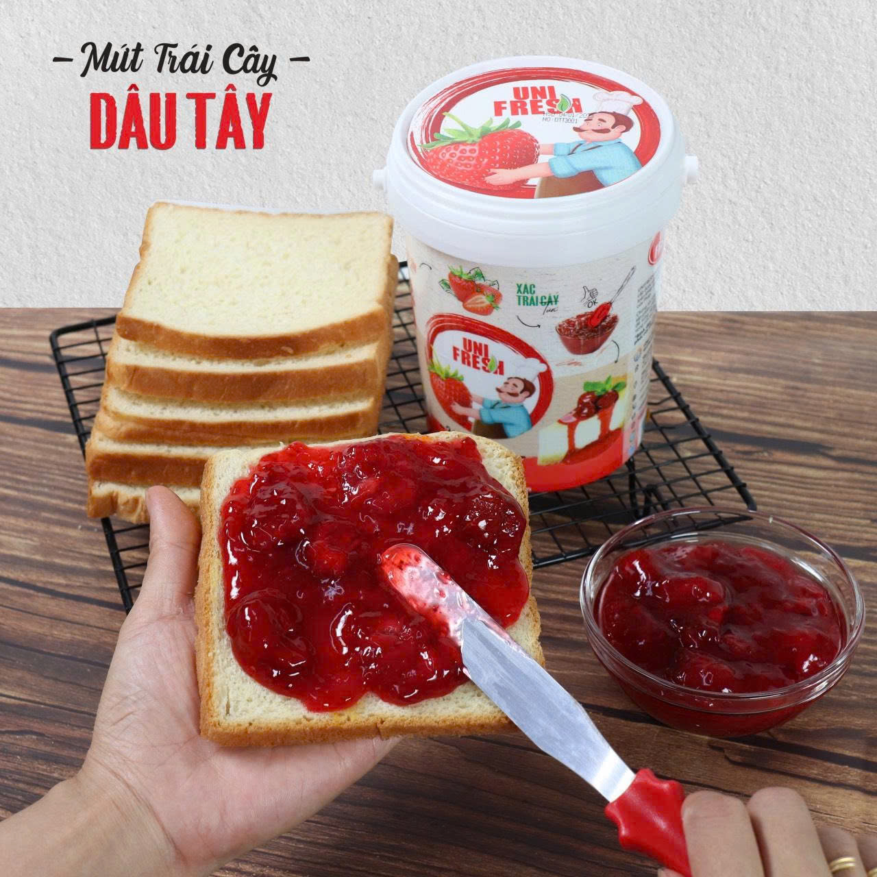 Mứt dâu tây có xác lên mặt bánh